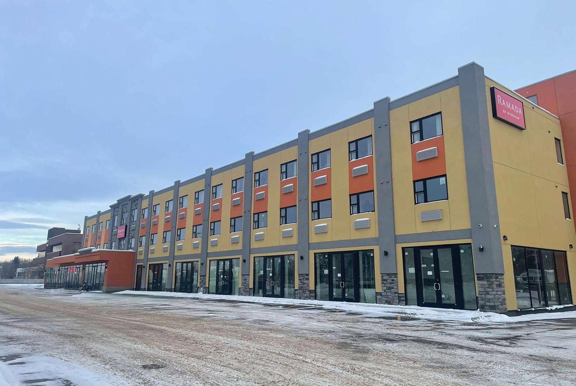 Ramada By Wyndham West Edmonton Hotel & Suites Exterior foto