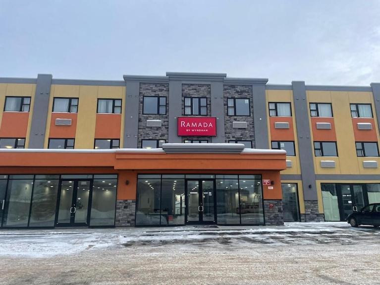 Ramada By Wyndham West Edmonton Hotel & Suites Exterior foto